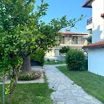 Nana Apartahotel 3*